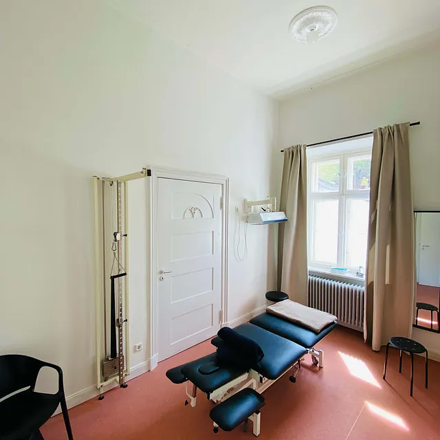 Behandlungsraum mit Liege